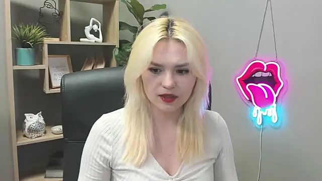 SweetLilyxo online show from April 14, 2026, 6:29 am