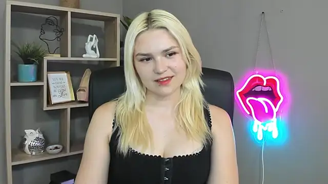 SweetLilyxo online show from May 24, 2026, 1:33 pm