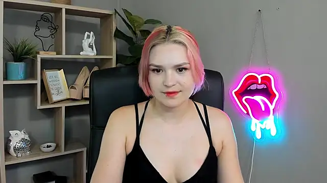 SweetLilyxo online show from June 24, 2026, 1:32 pm