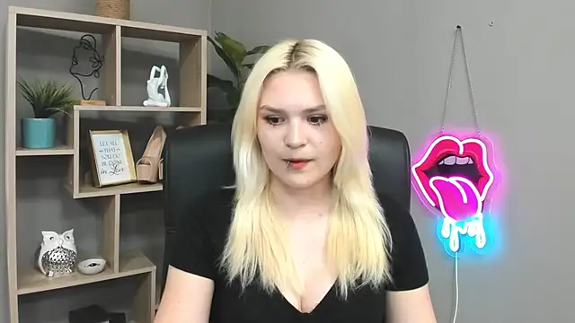 SweetLilyxo online show from May 25, 2026, 1:21 pm