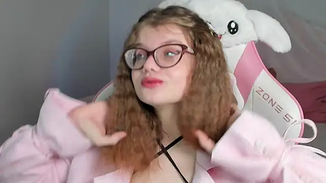 Snapshot of ChloeHalses chatting on February 4, 2026, 5:24 am ChloeHalses online show from February 4, 2026, 5:24 am