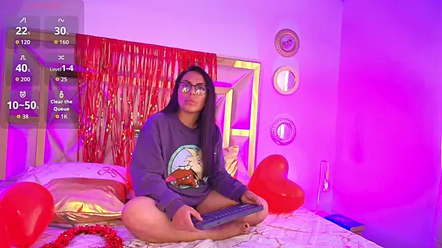 Snapshot of Emma_Sanz__ chatting on February 11, 2026, 1:44 pm Emma Sanz online show from February 11, 2026, 1:44 pm