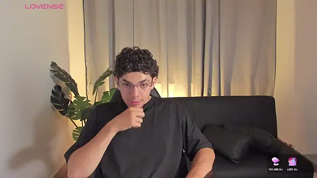 Snapshot of Axel_Creed chatting on February 21, 2026, 4:03 am Axel Creed online show from February 21, 2026, 4:03 am