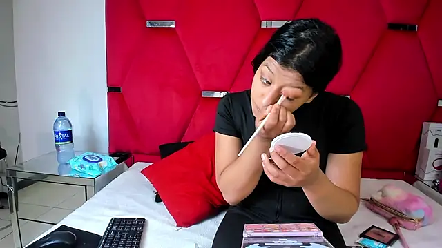 Snapshot of Vaneline2 chatting on February 12, 2026, 7:13 pm Vaneline2 online show from February 12, 2026, 7:13 pm