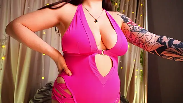 Snapshot of SinfulMoves chatting on February 9, 2026, 2:04 pm SinfulMoves online show from February 9, 2026, 2:04 pm