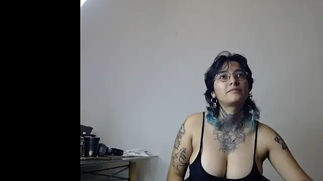 Snapshot of Ivyravens chatting on February 20, 2026, 11:28 pm Ivyravens online show from February 20, 2026, 11:28 pm