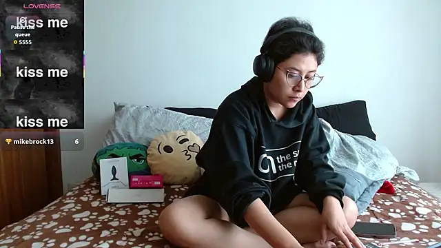 Juliexxxxtasy online show from February 17, 2026, 1:52 pm