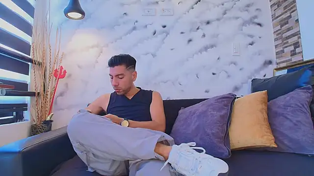 Max Hornye online show from April 22, 2026, 6:58 pm