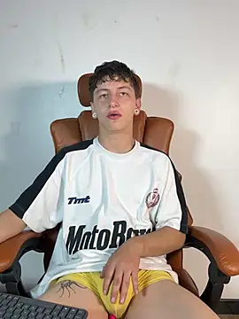 Snapshot of ARON_LUXX chatting on March 24, 2026, 4:07 pm ARON LUXX online show from March 24, 2026, 4:07 pm