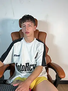 Snapshot of ARON_LUXX chatting on April 4, 2026, 2:34 pm ARON LUXX online show from April 4, 2026, 2:34 pm