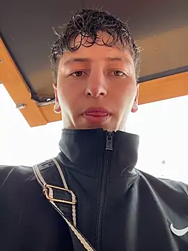 Snapshot of ARON_LUXX chatting on April 16, 2026, 3:02 pm ARON LUXX online show from April 16, 2026, 3:02 pm