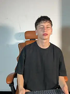 Snapshot of ARON_LUXX chatting on March 22, 2026, 4:30 pm ARON LUXX online show from March 22, 2026, 4:30 pm