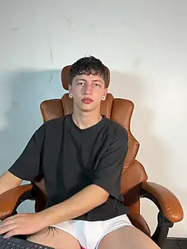 Snapshot of ARON_LUXX chatting on March 25, 2026, 5:34 pm ARON LUXX online show from March 25, 2026, 5:34 pm