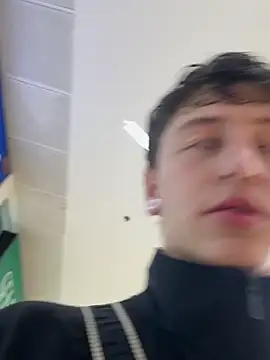 Snapshot of ARON_LUXX chatting on April 13, 2026, 10:14 pm ARON LUXX online show from April 13, 2026, 10:14 pm