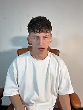 Snapshot of ARON_LUXX chatting on March 31, 2026, 3:14 pm ARON LUXX online show from March 31, 2026, 3:14 pm