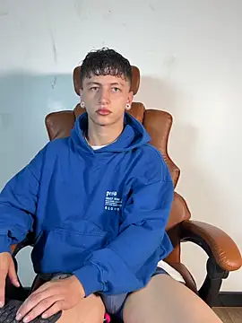 Snapshot of ARON_LUXX chatting on March 27, 2026, 3:13 pm ARON LUXX online show from March 27, 2026, 3:13 pm