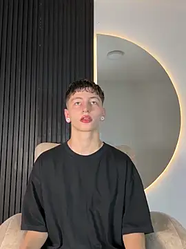 Snapshot of ARON_LUXX chatting on February 19, 2026, 3:03 am ARON LUXX online show from February 19, 2026, 3:03 am