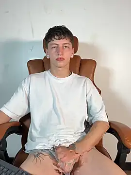 Snapshot of ARON_LUXX chatting on March 19, 2026, 11:27 pm ARON LUXX online show from March 19, 2026, 11:27 pm