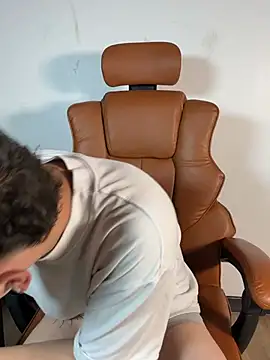 Snapshot of ARON_LUXX chatting on March 28, 2026, 1:01 pm ARON LUXX online show from March 28, 2026, 1:01 pm