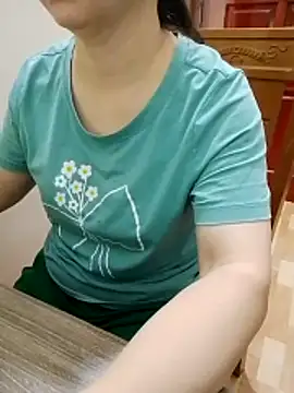 LiilyZi online show from April 14, 2026, 1:10 am