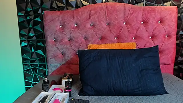 karenwild 1 online show from June 1, 2026, 1:44 pm