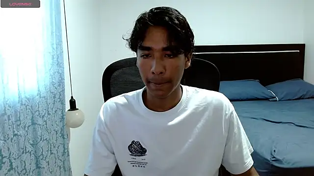 Snapshot of Pedestal_diamant chatting on May 22, 2026, 8:29 pm Pedestal diamant online show from May 22, 2026, 8:29 pm