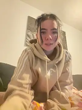 zoeelovee online show from February 22, 2026, 6:09 pm