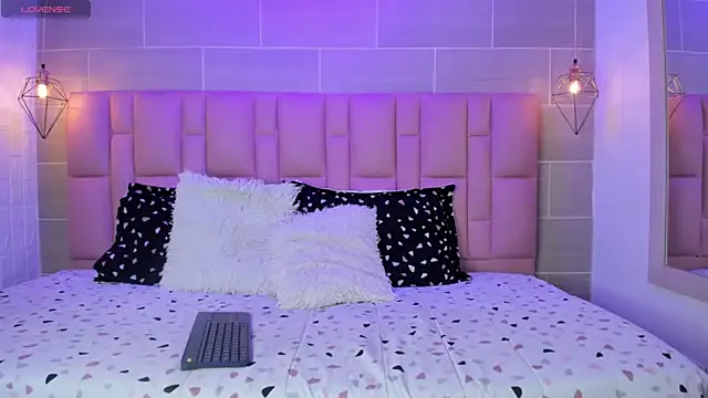 Snapshot of Naomi-Thompson chatting on February 22, 2026, 10:22 pm Naomi-Thompson online show from February 22, 2026, 10:22 pm