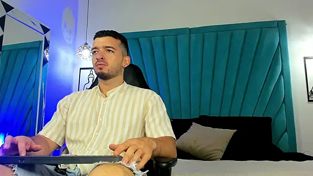 Logan Wolf-js online show from July 28, 2026, 11:28 am