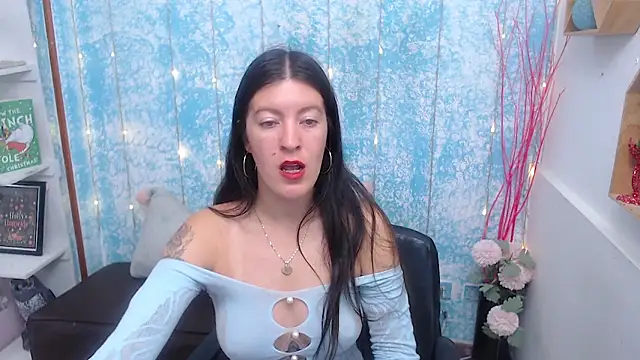 HannaOwen  online show from April 6, 2026, 1:56 pm