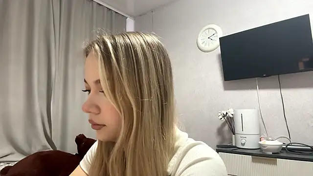 Snapshot of MilaSliger chatting on February 8, 2026, 10:13 am MilaSliger online show from February 8, 2026, 10:13 am