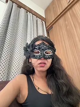 raavigirl online show from June 10, 2026, 4:24 am
