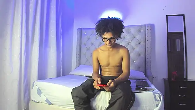 Snapshot of LatinoDark chatting on February 15, 2026, 3:18 am LatinoDark online show from February 15, 2026, 3:18 am