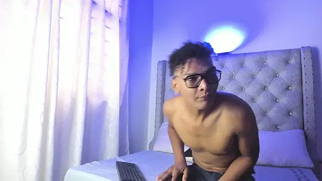 Snapshot of LatinoDark chatting on February 19, 2026, 12:35 pm LatinoDark online show from February 19, 2026, 12:35 pm