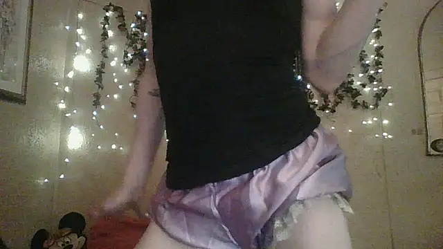 Snapshot of sillymillie4 chatting on February 10, 2026, 2:32 am sillymillie4 online show from February 10, 2026, 2:32 am