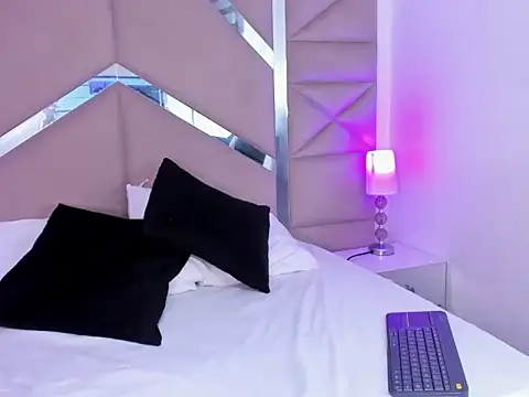 Katia  Hott online show from April 16, 2026, 3:40 am