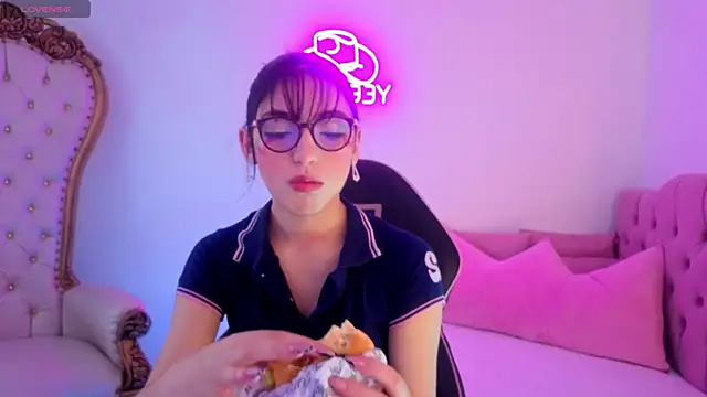 MAHYRA TAY online show from June 23, 2026, 7:23 pm
