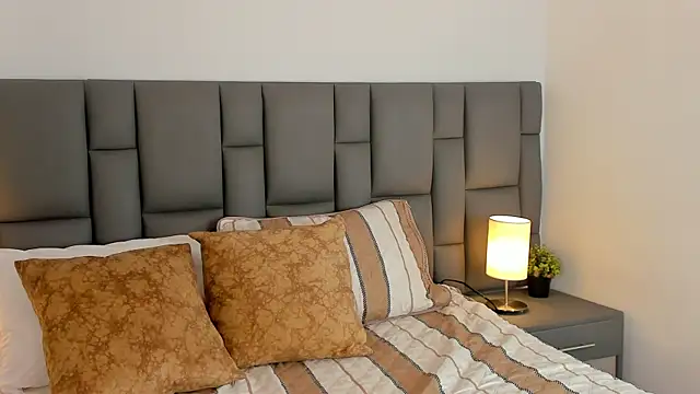 Amelie Belle  online show from April 16, 2026, 11:55 am