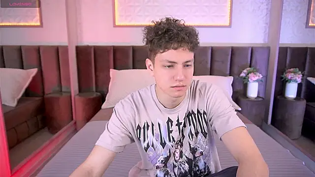 Snapshot of StefanBev chatting on February 8, 2026, 7:44 pm StefanBev online show from February 8, 2026, 7:44 pm