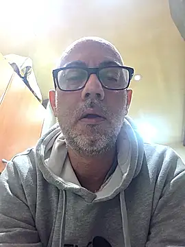 Snapshot of pareja47 chatting on February 7, 2026, 8:06 pm pareja47 online show from February 7, 2026, 8:06 pm