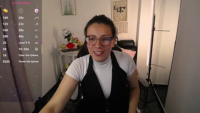 QueenRose94 online show from April 16, 2026, 2:40 pm