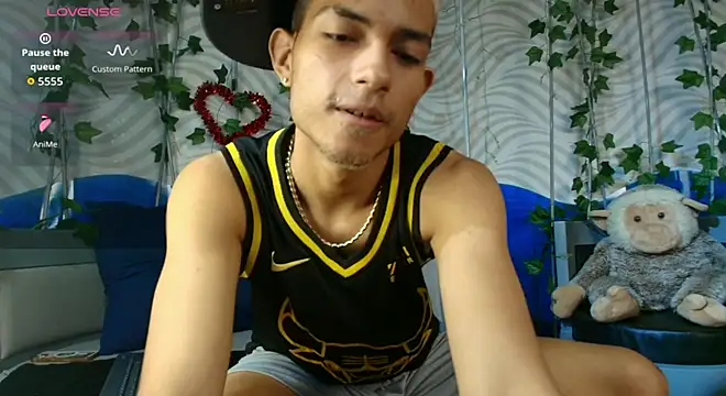 Snapshot of ItsZairen chatting on February 25, 2026, 3:18 am ItsZairen online show from February 25, 2026, 3:18 am