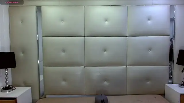 isahotx online show from February 15, 2026, 4:02 am