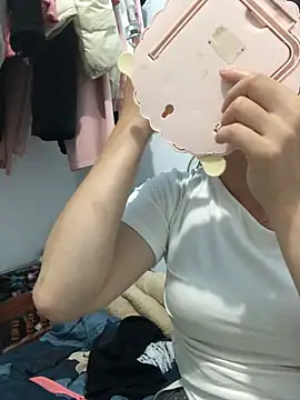 cuty lusy online show from May 24, 2026, 5:29 am