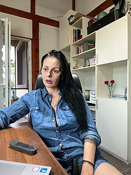 Snapshot of MiriamDelyn chatting on May 31, 2026, 5:40 pm MiriamDelyn online show from May 31, 2026, 5:40 pm