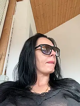 Snapshot of MiriamDelyn chatting on April 19, 2026, 2:40 pm MiriamDelyn online show from April 19, 2026, 2:40 pm