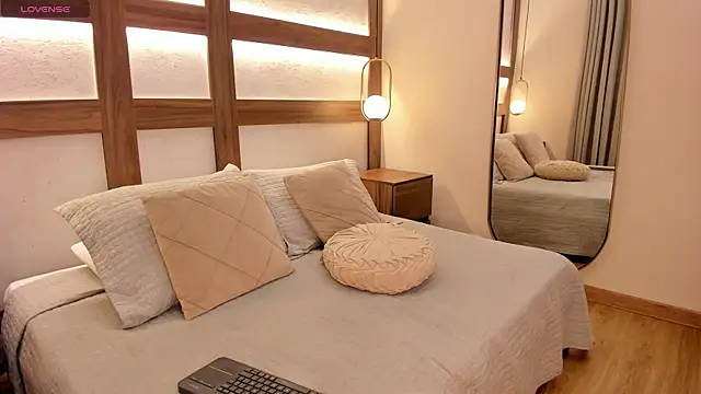 Aurea Silk online show from April 13, 2026, 8:35 pm