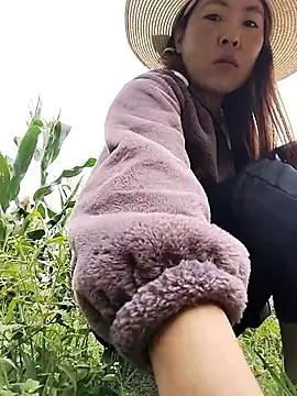 Yiyoongg online show from June 3, 2026, 1:17 am