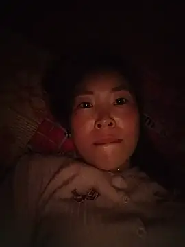 Yiyoongg online show from June 14, 2026, 5:41 am