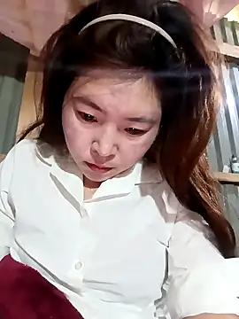 Yiyoongg online show from March 3, 2026, 1:23 am